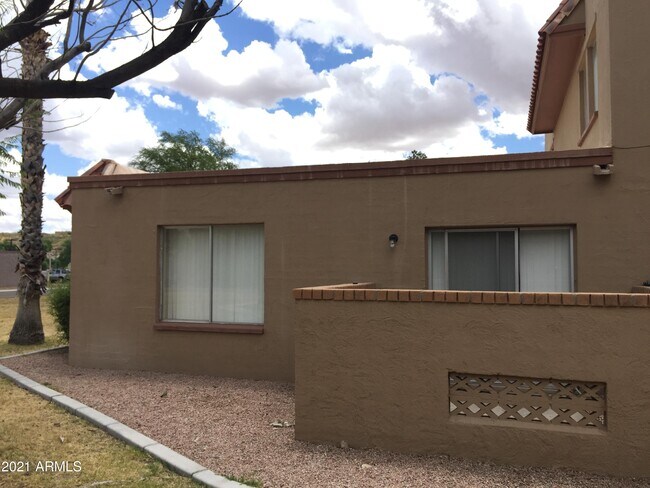 Building Photo - 14231 N Oakwood Ln