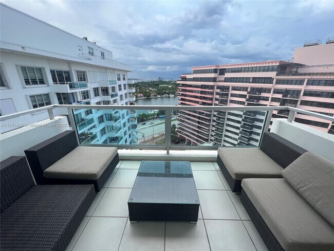 Building Photo - 5161 Collins Ave Unit 1711
