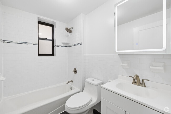 1BR, 1BA w/Den - 820SF - Bathroom - Ponciana