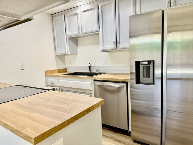 Building Photo - 890 Athan Ave