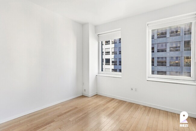 Foto del edificio - 70 W 45th St