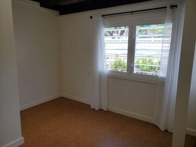 Foto del edificio - Spacious 2-bedroom, 1-bathroom unit with 1 covered parking stall!