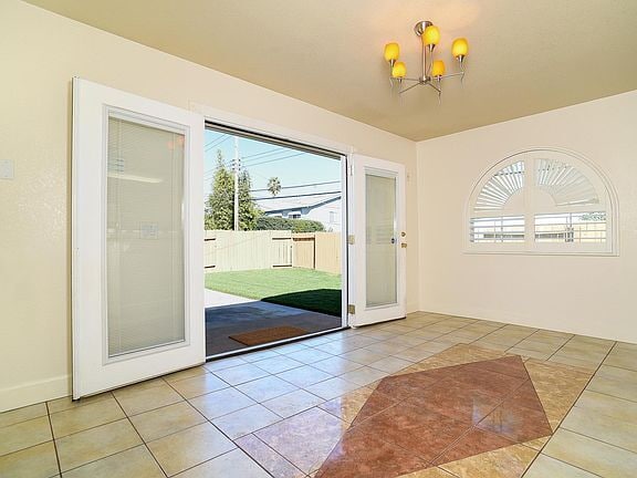 Building Photo - Attractive 3 bedroom home