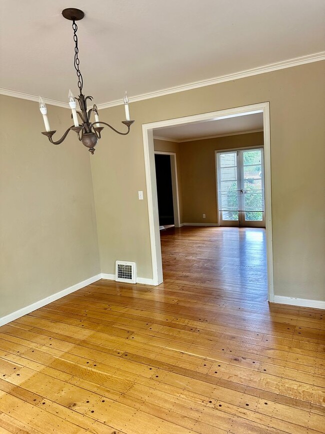 Building Photo - Charming home in Montclair!