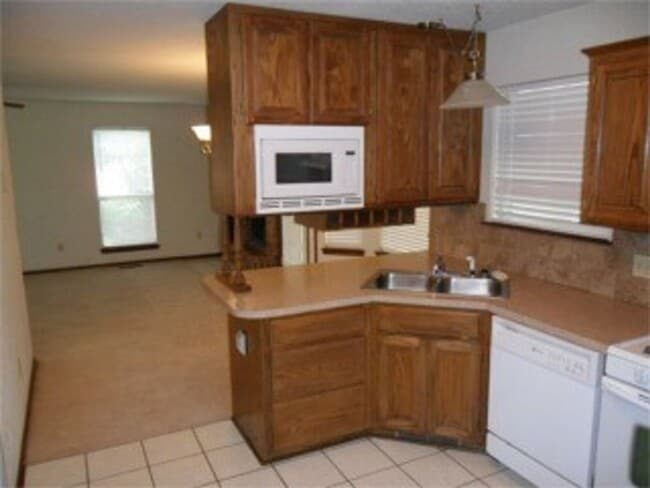 Building Photo - Great Family Home, Great Neighborhood