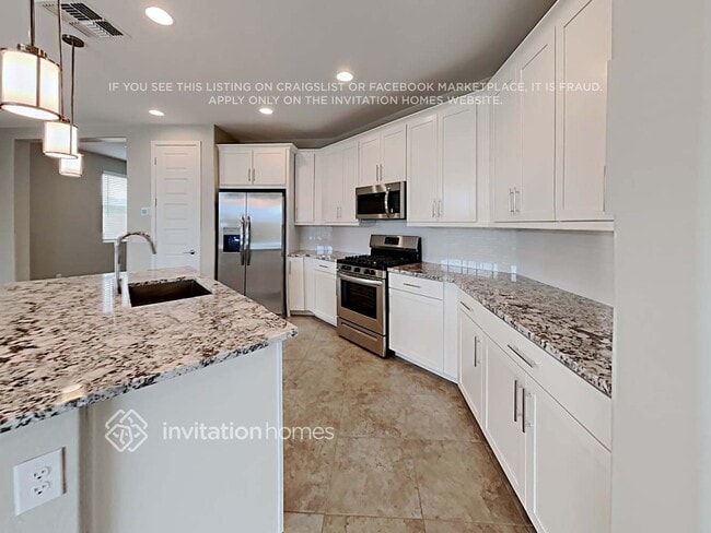 Foto del edificio - 18841 W Canterbury Dr