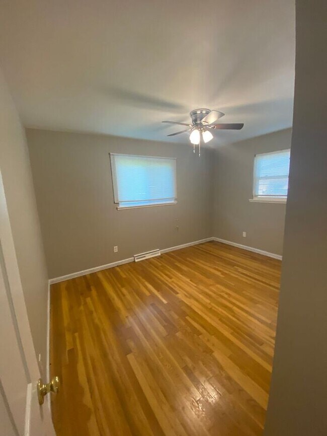 Building Photo - 3 Bed, 2 Bath in Hazelwood - Must See!