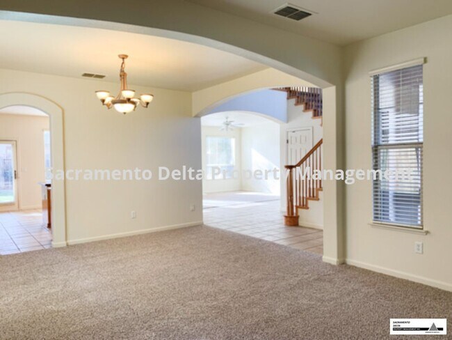 Foto del edificio - Beautiful and Spacious 5 bed/ 3 bath home ...