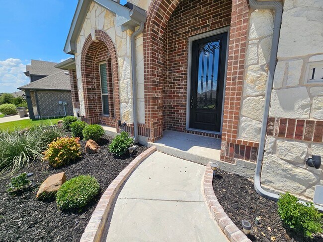 Building Photo - Absolutely Amazing property with all the b...