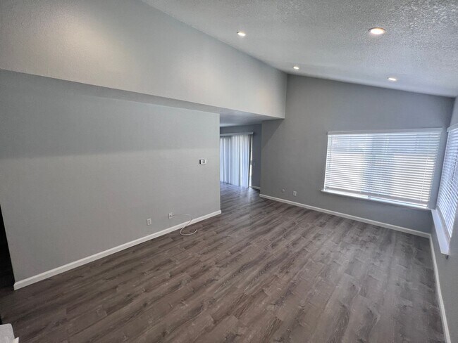 Foto del edificio - COMING SOON! 3-Bedroom Condo with Epoxy Garage in Vista Fairways, Valencia!