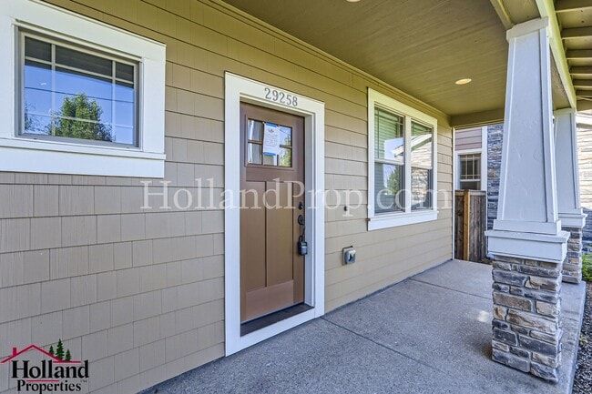 Building Photo - Beautiful 3 Beds 2.5 Baths Available for y...
