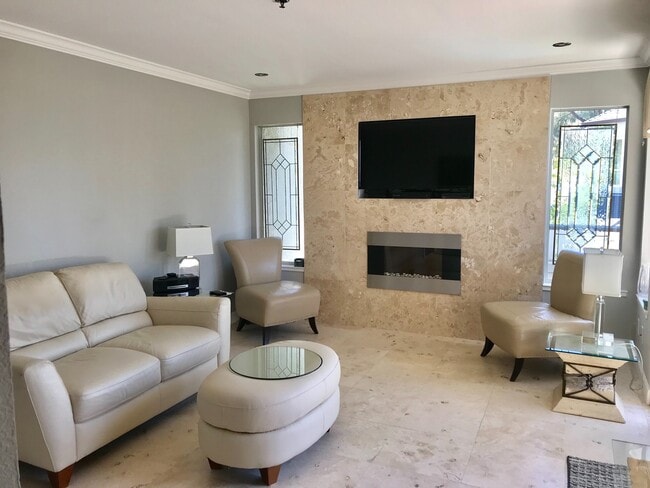 Building Photo - Beautiful View!! 2 Bed/2 Bath Condo, Hayward