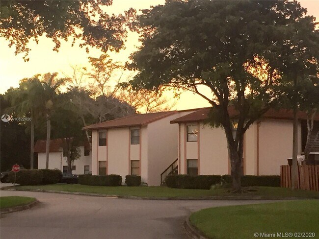 Foto del edificio - 911 NE 209th Terrace