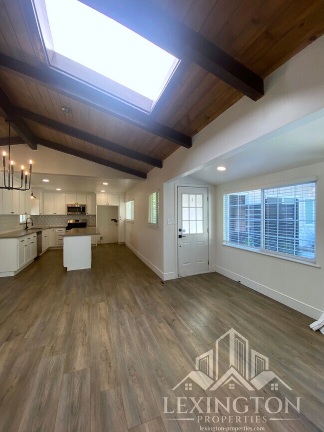 Foto del edificio - Beautifully Updated, 2bd/1ba, Home availab...