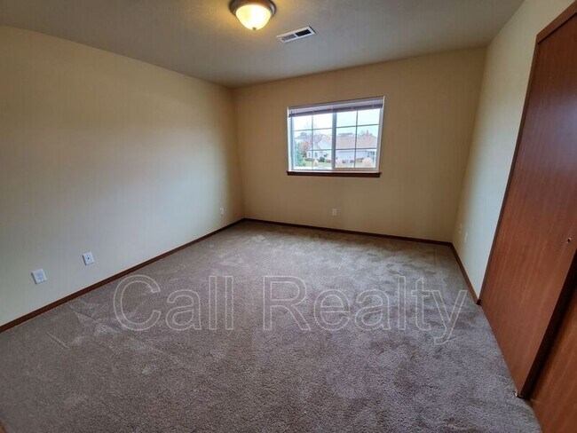 Building Photo - 943 N Stanley St