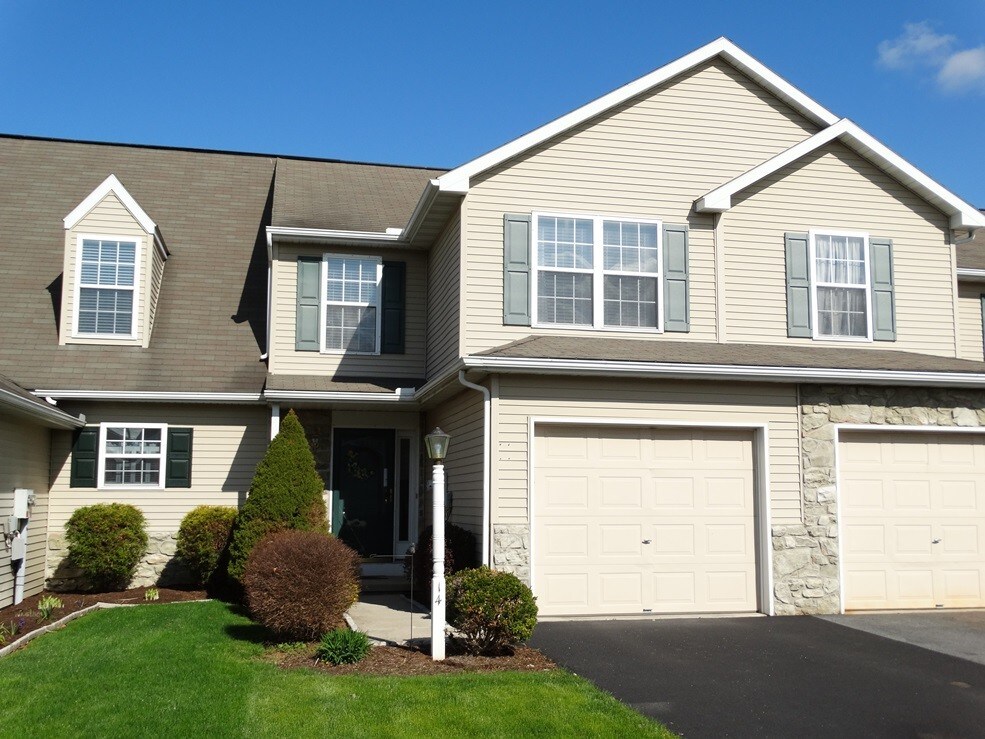 14 Sandstone Ct, Lititz, PA 17543 Townhome Rentals in Lititz PA