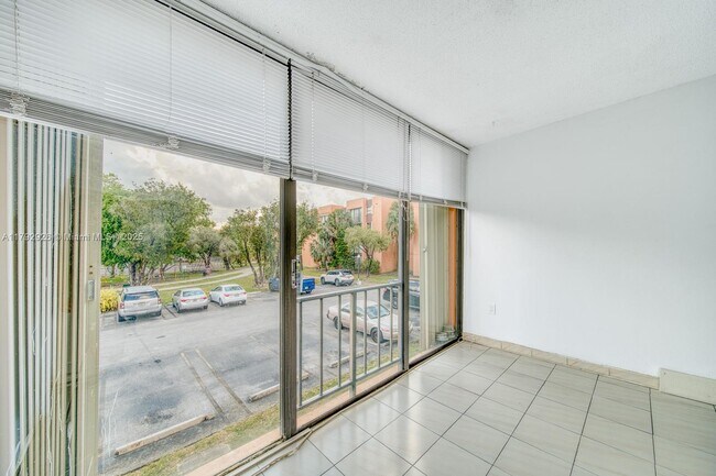Foto del edificio - 9440 W Flagler St