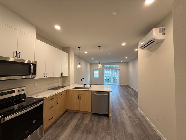 Building Photo - New! 3BD/3BTH Modern Townhouse in Cathcart...