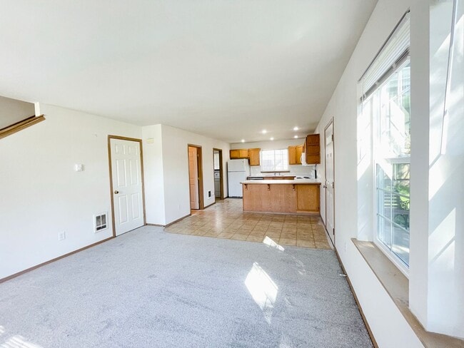 Foto del edificio - Bright Everett Home with 2-Car Garage(NEW PAINT AND CARPET)