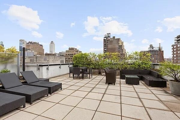 Building Photo - 261 W 28th St