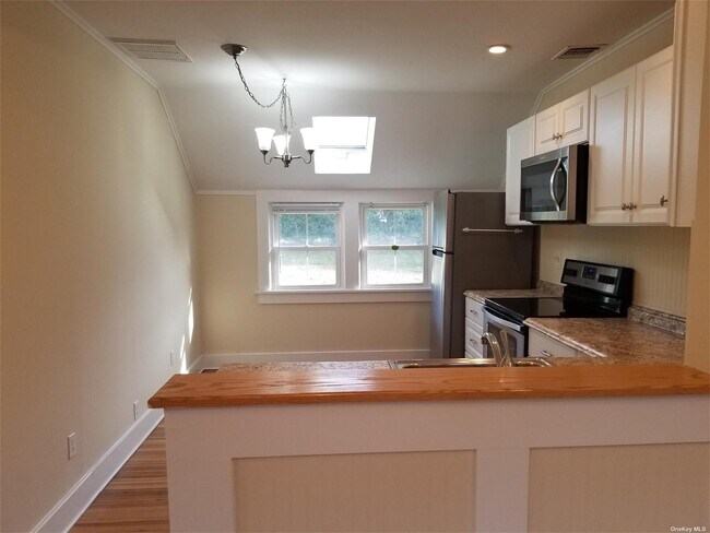 Building Photo - 1045 Love Ln