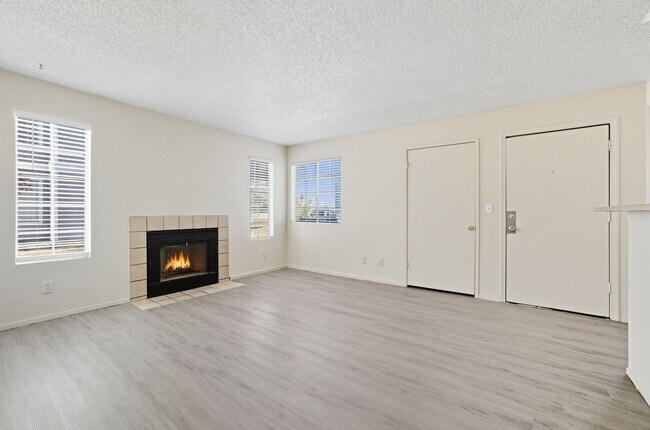 Building Photo - Charming 2-Bedroom Downstairs Unit with Fireplace