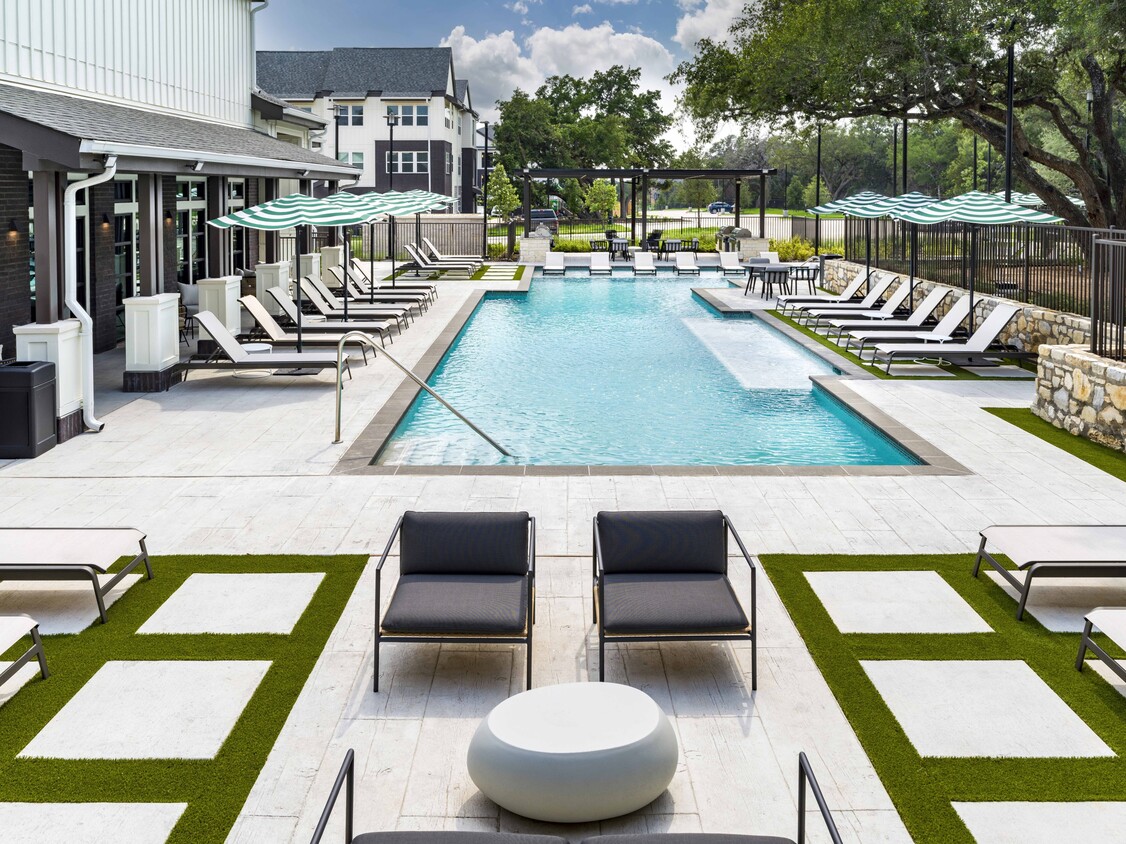 Escápese al lujo en Modera Georgetown con nuestra piscina estilo centro turístico y nuestra amplia terraza, perfecta para la máxima relajación. - Modera Georgetown