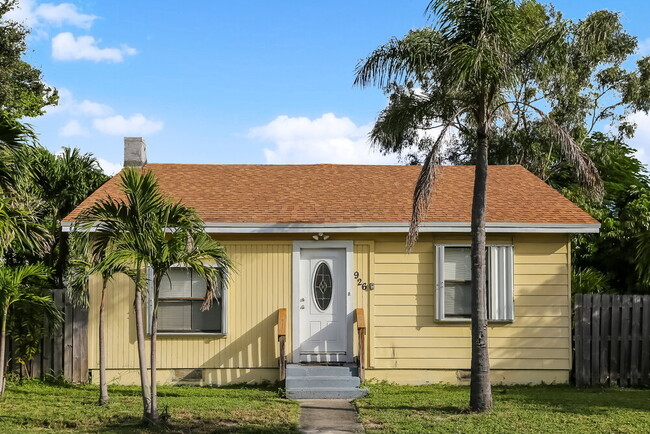 Building Photo - 926 13th Ave N