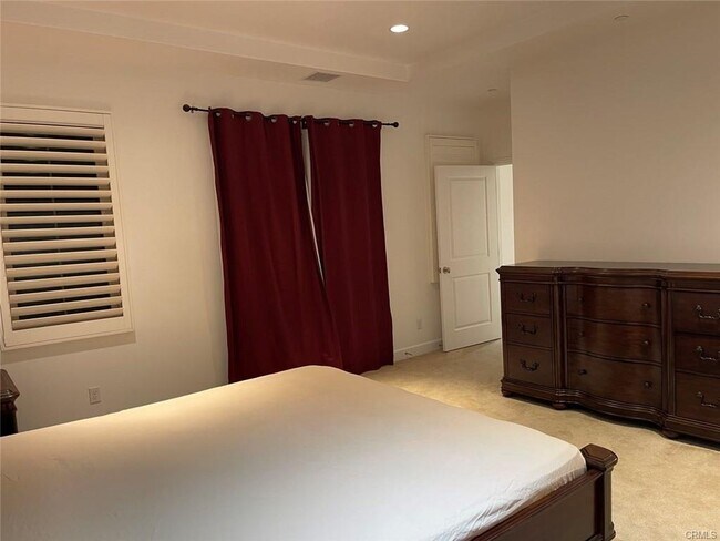 Building Photo - 68 Acorn Glen