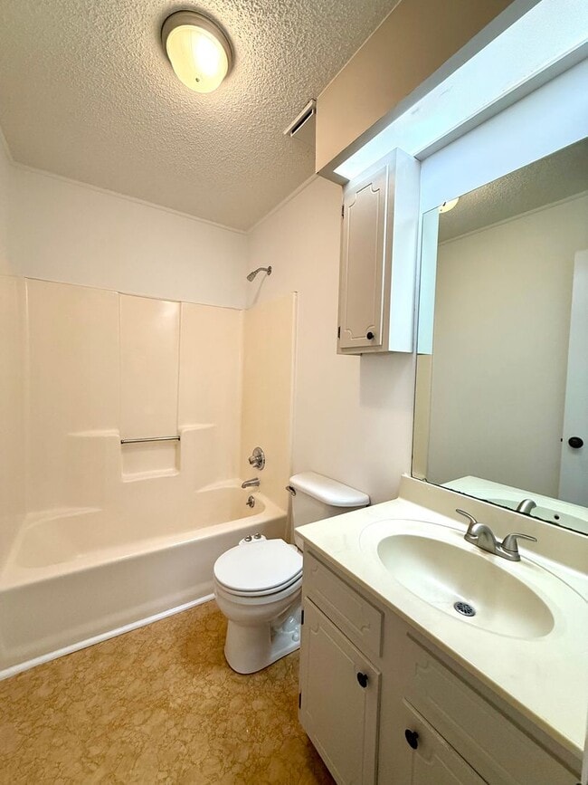 Building Photo - Two Bedroom Duplex with Garage and Storage...