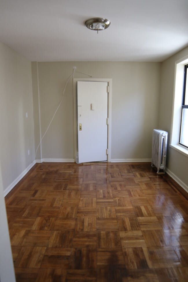 Building Photo - 558 Parkside Ave