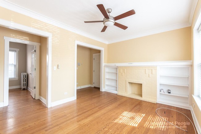 Building Photo - 2BR Andersonville Walk-up with Balcony!