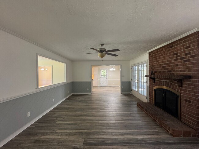 Building Photo - Charming 3 Bed 2.5 Bath Fayetteville Home