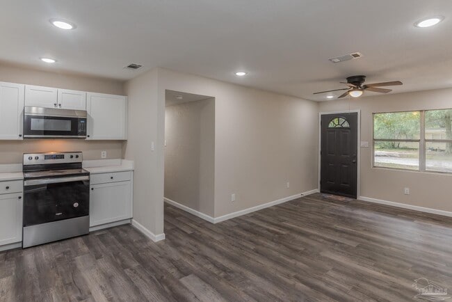 Building Photo - 6403 Skyline Dr