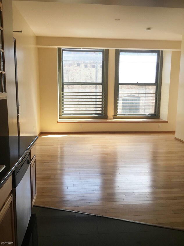 Primary Photo - 220 W 5th St