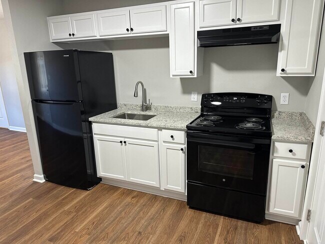 Building Photo - 6 Hiland Pl