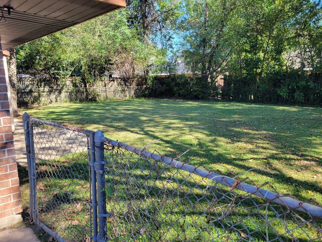 Building Photo - 3 bedroom off Ambasador & Dulles