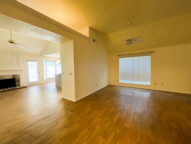 Foto del edificio - 107 S Village Knoll Cir