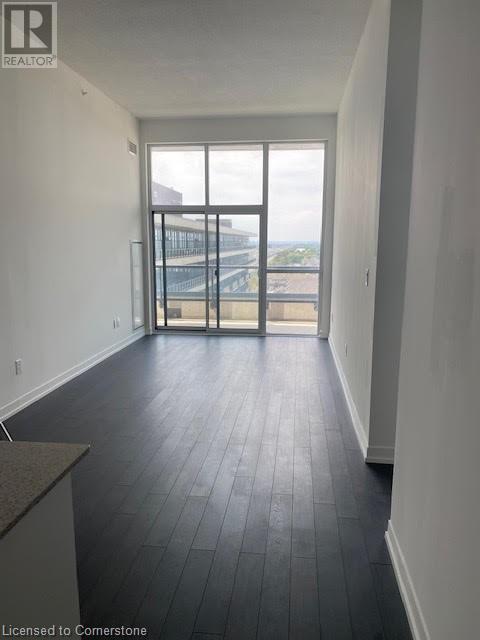 Photo du bâtiment - 550 N Service Rd