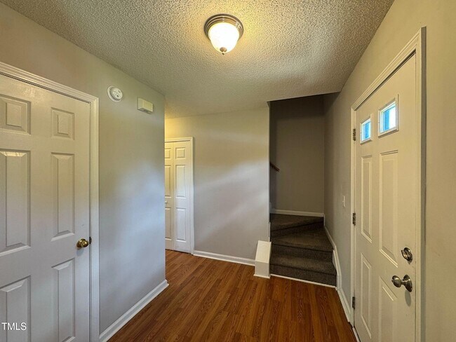 Foto del edificio - 324 Downing Glen Dr