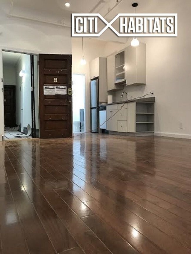 Building Photo - 335 W 71st St