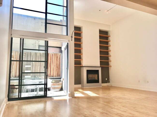 Building Photo - Sunny 2-level 1BR/1.5BA Condo Loft, Parkin...