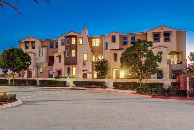 Foto del edificio - Stunning 3-bed, 3-bath townhome with bonus...