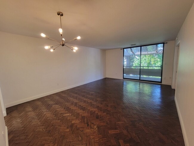 Building Photo - Stylish 2 Bed 1 Bath Midtown Apartment