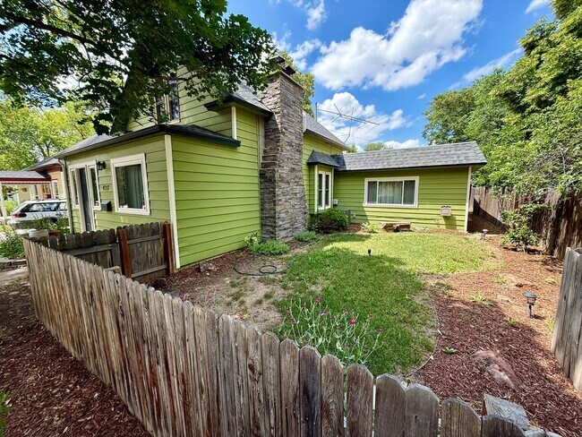 Foto del edificio - Downtown Charmer with Many Updates