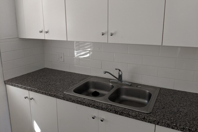 Kitchen - 2416 S Cloverdale Ave