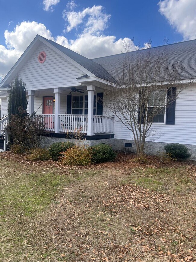 Building Photo - Four Bedroom Two Bath House