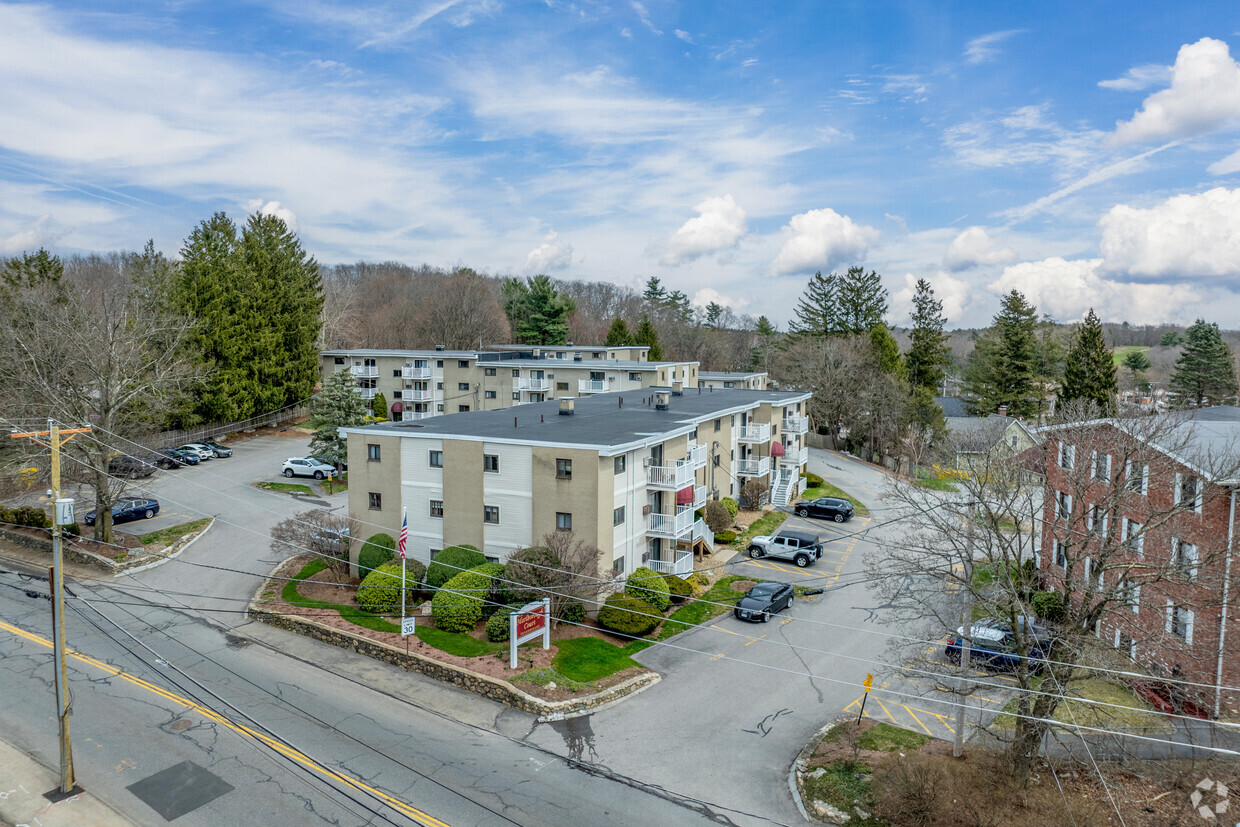 25-37 Hosmer Street se encuentra en Marlborough, Massachusetts. - Marlborough Court Condominium