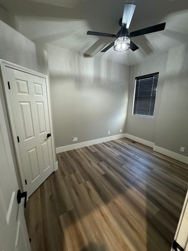 Building Photo - 5551 Barcelona Ct