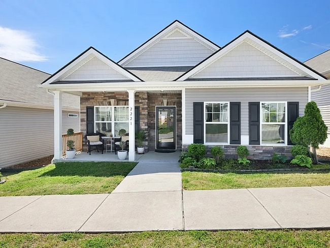 Building Photo - 2221 Silverton Dr